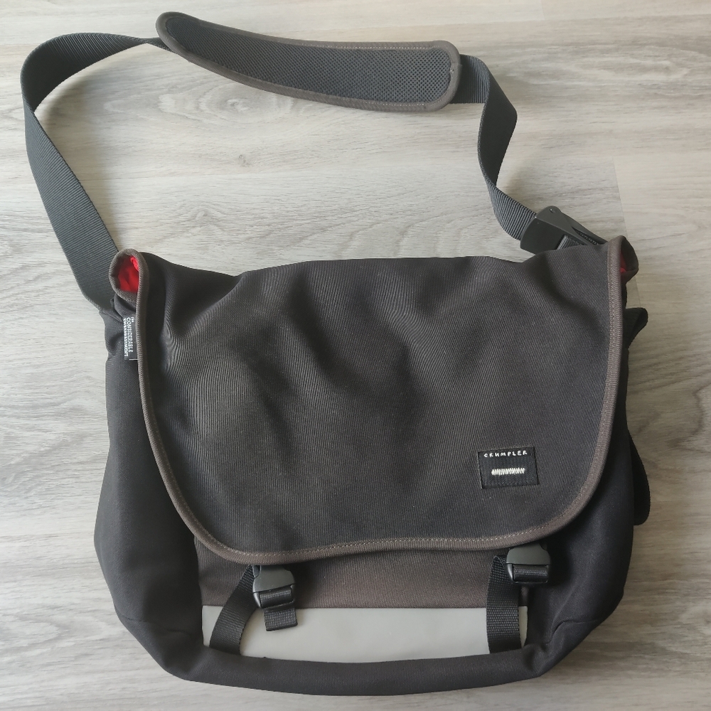 Crumpler Considerable Embarrassment Messenger Bag - Black